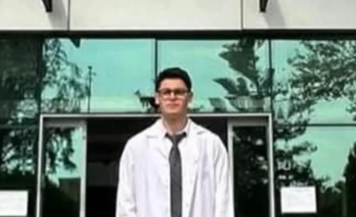 Hastanede kalp krizi geçirerek vefat eden 24 yaşındaki doktor, 8 ay önce trafik kazasında ölen annesinin yanına defnedildi