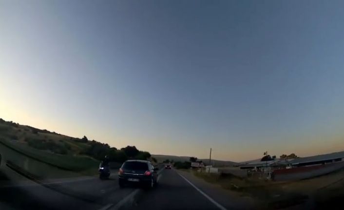 Hatalı sollama yapan otomobil motosikleti ezmekten kıl payı kurtuldu