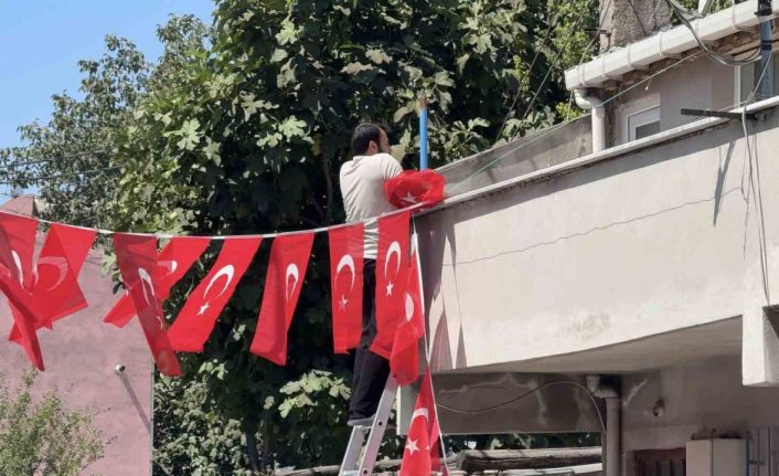 Hatay Şehidi’nin İstanbul’daki baba ocağı bayraklarla donatıldı