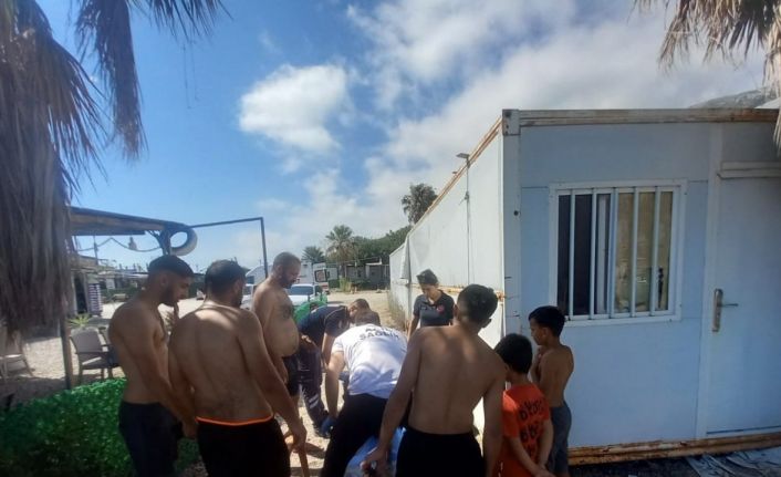 Hatay’da denizde akıntıya kapılan 2 gencin korku dolu anları kamerada