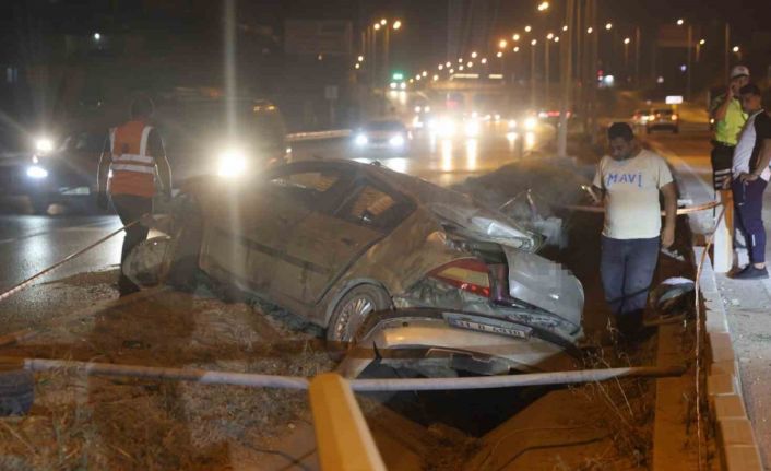 Hatay’da otomobil aydınlatma direğine çarptı: 4 yaralı