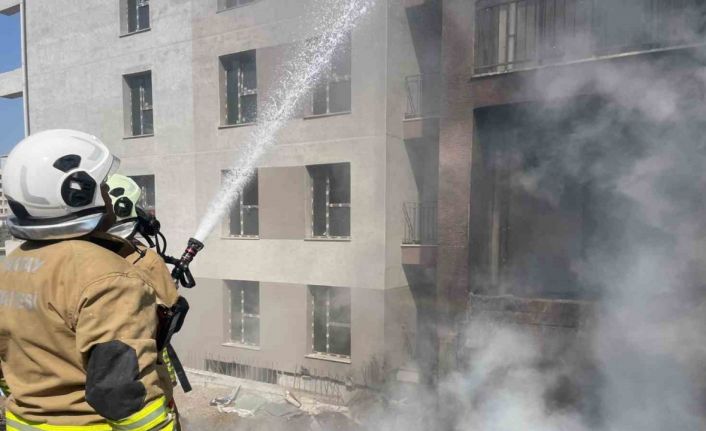 Hatay’da şantiye yangını büyümeden söndürüldü