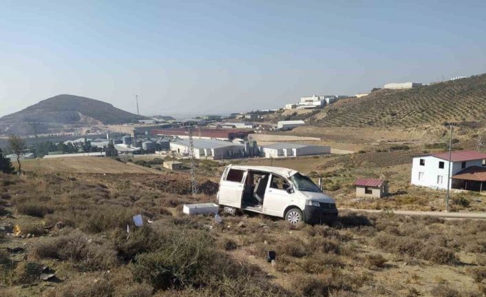 Hatay’da şarampole devrilen minibüsün sürücüsü yaralandı