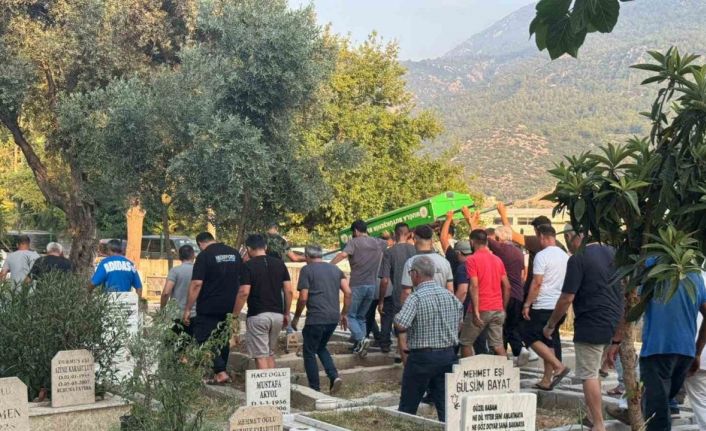 Havuza düşerek ölen minik Asil Kemal gözyaşlarıyla son yolculuğuna uğurlandı