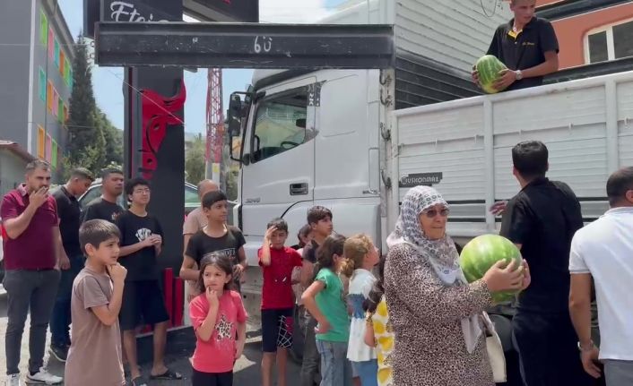 Hayırsever esnaf, 20 ton karpuzu 1 saat içinde vatandaşlara bedava dağıtarak bitirdi