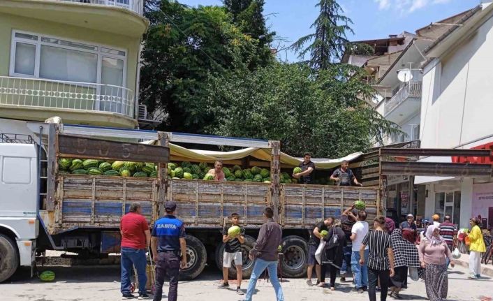 Hayırsever iş adamı vatandaşlara ücretsiz 20 ton karpuz dağıttı