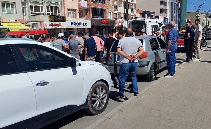Hem ehliyetsiz hem de aracı plakasız olan motosiklet sürücüsü yayaya çarptı