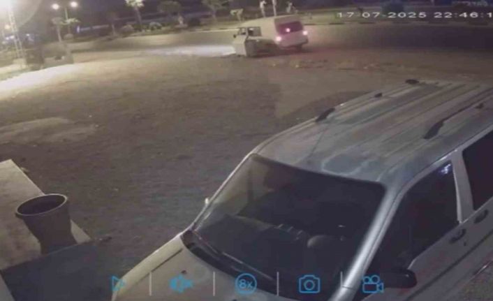 Hırsızların yol kenarında duran çöp konteynerini araca yükleyip çaldığı anlar kamerada