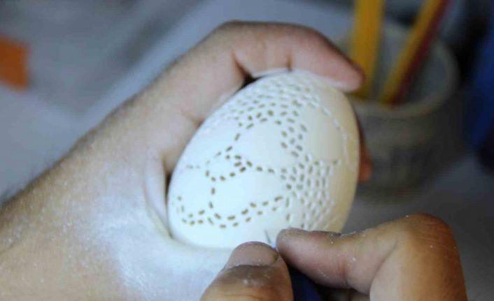 Hobi olarak başladı, yumurtanın kabuğuna sanat nakşediyor