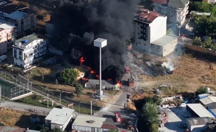 Hurda deposundaki yangın plastik kalıp atölyesini de sardı