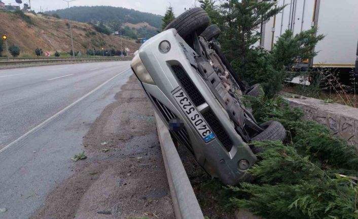 Hurdaya dönen araçtaki 4 kişi emniyet kemeri sayesinde kazayı yara almadan atlattı