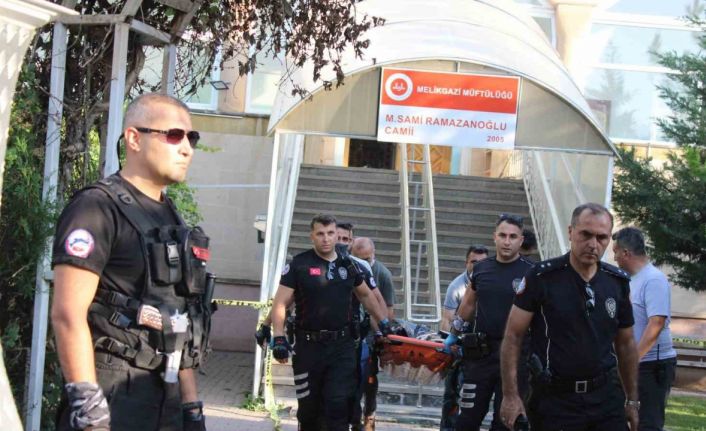 Husumetlisini namaz kılarken boğazını keserek öldürdü