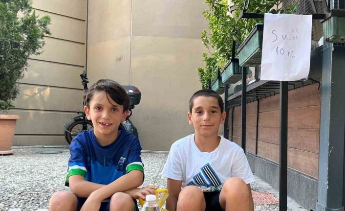 İki arkadaş oyuncak alma hayaliyle su satıyor