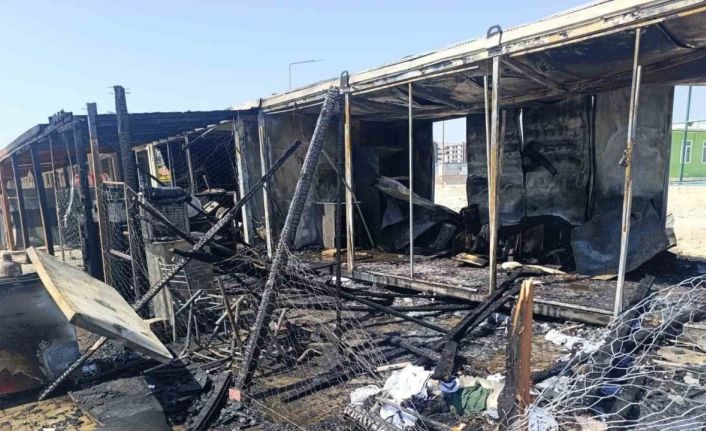 İki iş yeri yanarak kullanılamaz hale geldi