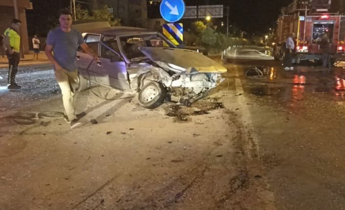 İki otomobil kafa kafaya çarpıştı: 1’i ağır 2 yaralı