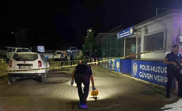 İlçe Emniyet Müdürlüğü önünde silahlı kavga: 2 yaralı