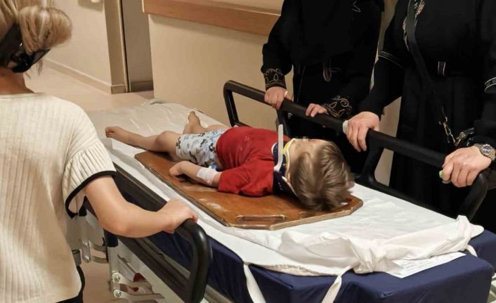 İnegöl’de balkondan düşen 3 yaşındaki çocuk ağır yaralandı