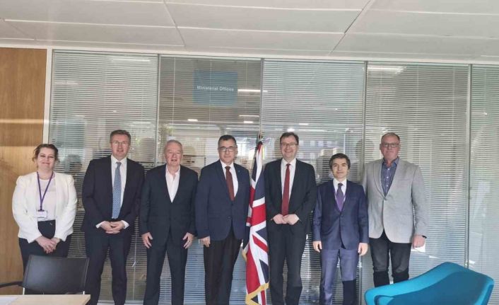 İngiliz Bakan, Assan Panel’in Suffolk’taki tesisini örnek gösterdi