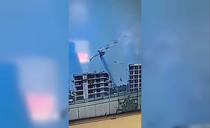 İnşaat alanındaki vincin devrilme anı kamerada