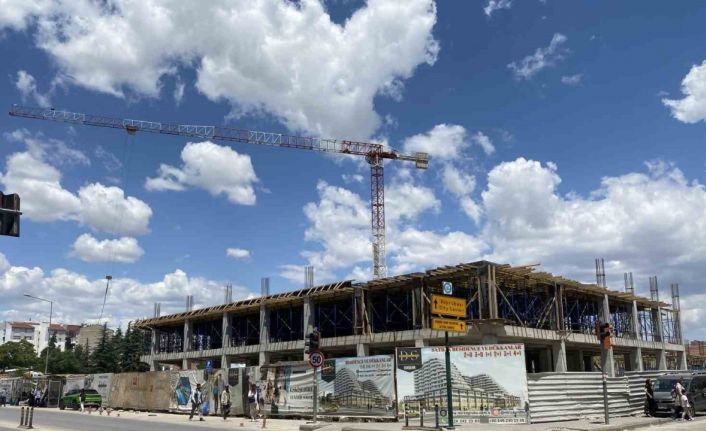 İnşaat iskelesinden düşen usta yaralandı