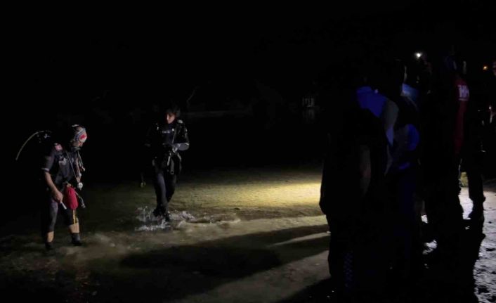 Irmağa kaçan topu almak isterken akıntıya kapılan lise öğrencisi gözlerden kayboldu