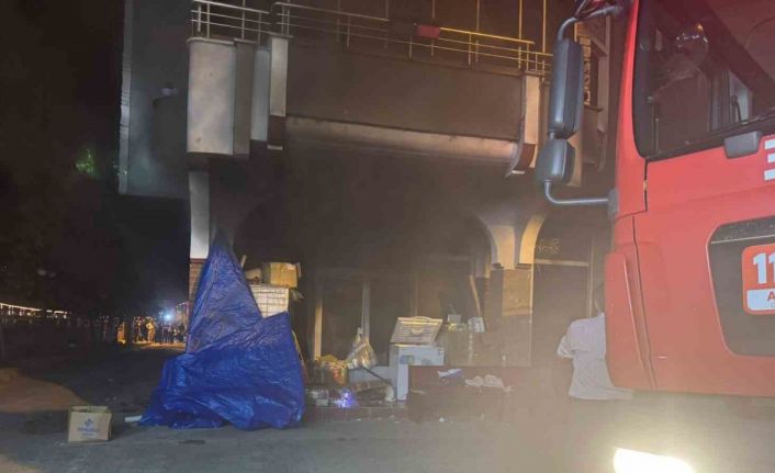 İş yerinde yangın paniği: Dumanlar apartmanı sardı