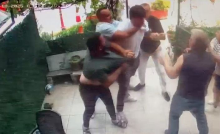 İş yerini basıp, esnafı yumrukladı