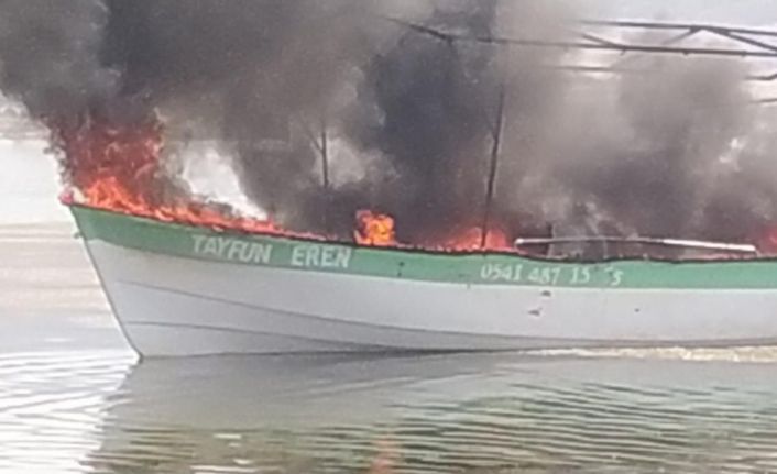 Işıklı Gölünde tur yapan tekne alev aldı