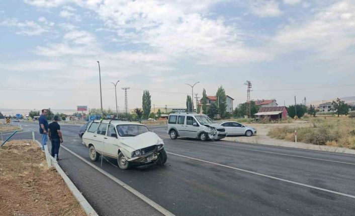 Isparta’da iki otomobil kavşakta çarpıştı: 3 yaralı