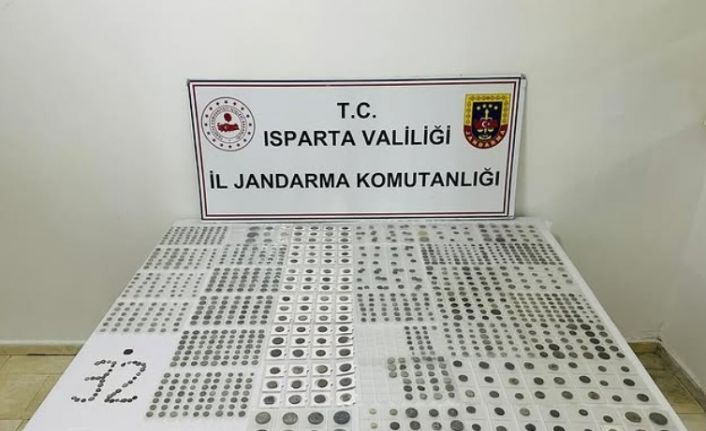 Isparta’da jandarmadan tarihi eser operasyonu: Bin 155 sikke ele geçirildi