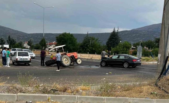 Isparta’da otomobil ile traktör çarpıştı: 2 yaralı
