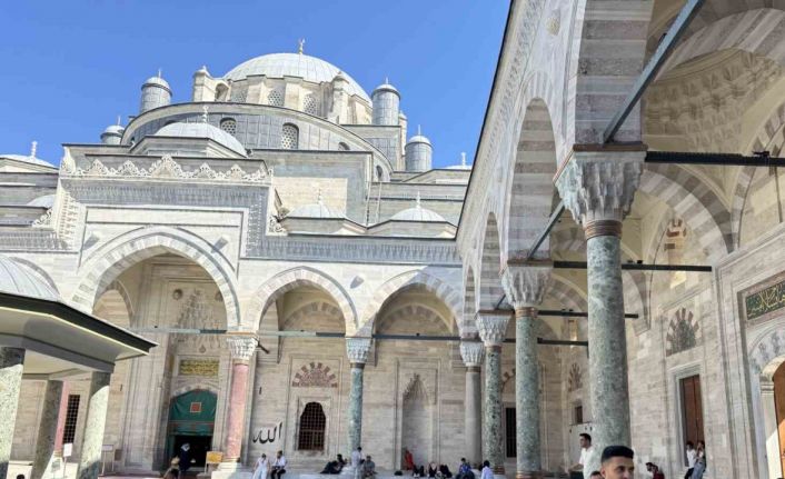 İstanbul sıcaktan bunalınca tarihi camilere sığındı