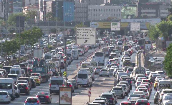 İstanbul’da haftanın ilk mesai gününde trafik yoğunluğu yaşanıyor