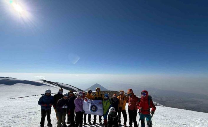 İstanbul’dan gelen dağcılar Ağrı Dağı’nın zirvesine ulaştı