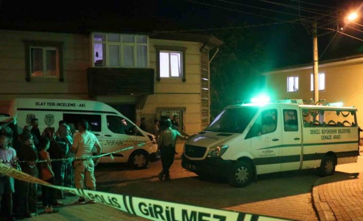 İşten dönen kadın evde iki kişinin cesediyle karşılaştı
