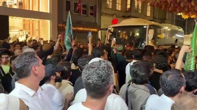 İstiklal Caddesi’nde toplanan grup, Leman dergisini protesto etti