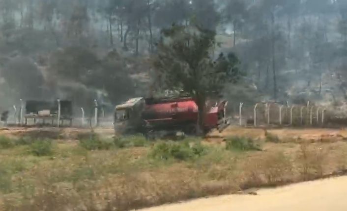 İtfaiyeciler alevlerin arasında kalmakta son anda kurtuldular, araçları kül oldu