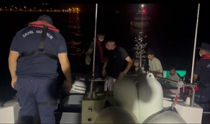 İzmir açıklarında 40 düzensiz göçmen yakalandı