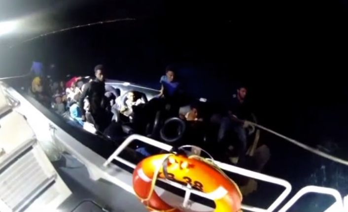 İzmir açıklarında sürüklenen lastik bottaki 3’ü çocuk 37 göçmen kurtarıldı
