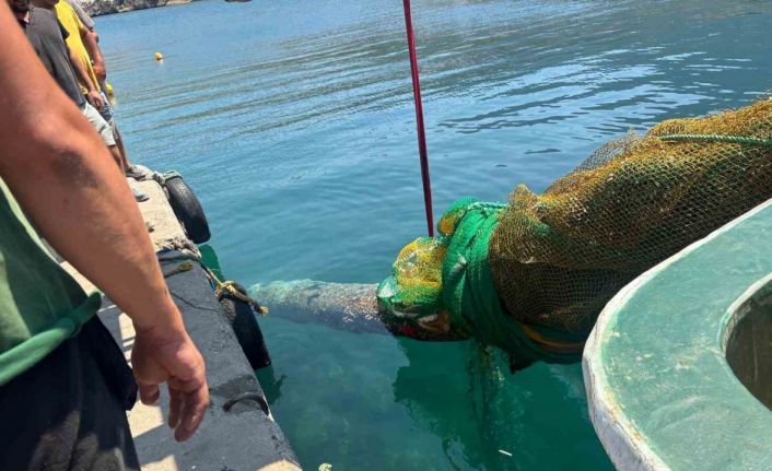 İzmir Karaburun’da balıkçı ağına denizaltı torpidosu takıldı