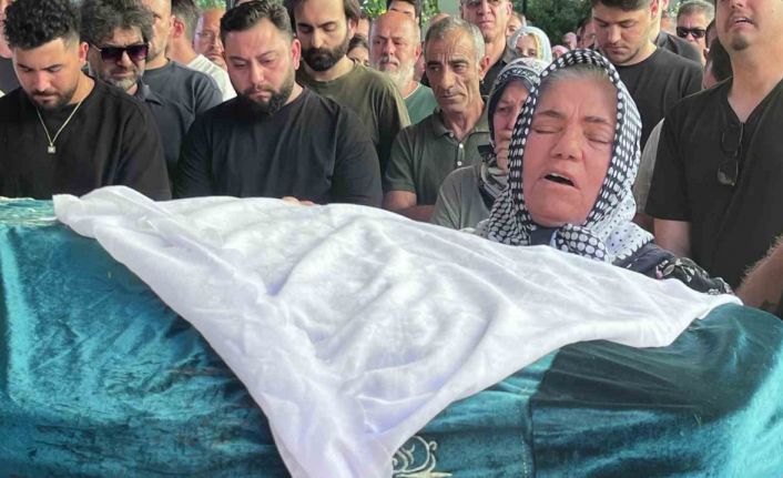 İzmir’de boşandığı eşi tarafından öldürülen kadın son yolculuğuna uğurlandı