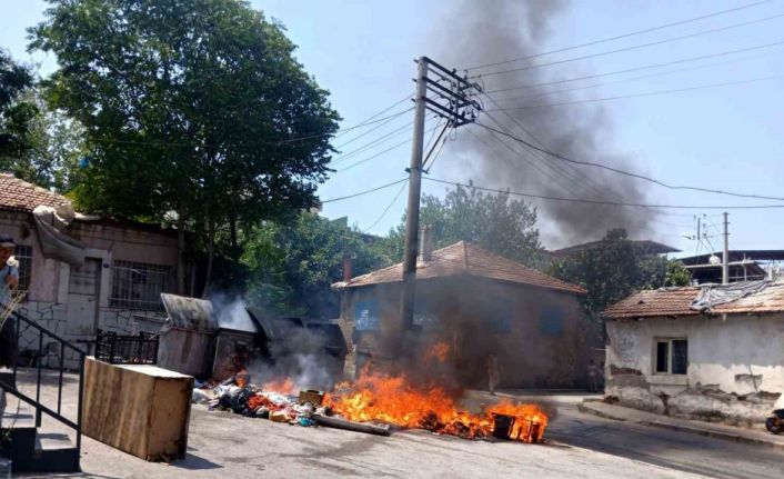 İzmir’de günlerdir toplanmayan çöpte çıkan yangın söndürüldü