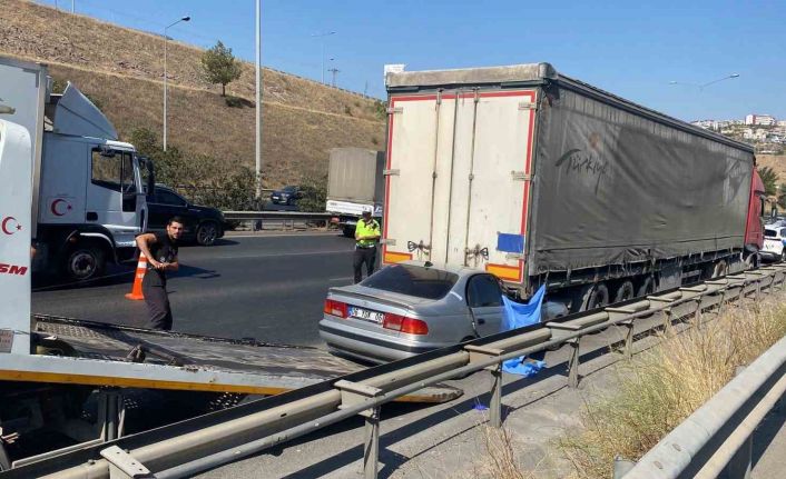 İzmir’de otomobil tıra çarptı: 1 ölü, 1 ağır yaralı