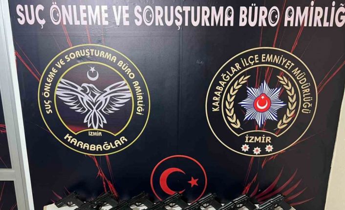 İzmir’de silah ticareti operasyonu: Gizli bölmelerde ele geçirildi