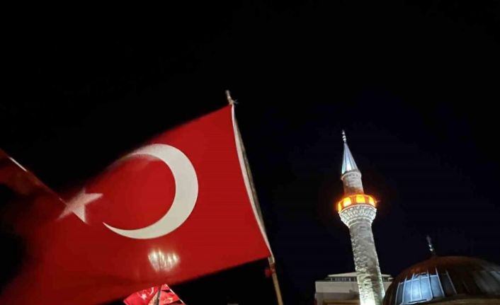 İzmir’de tüm camilerden aynı anda sela sesi yükseldi