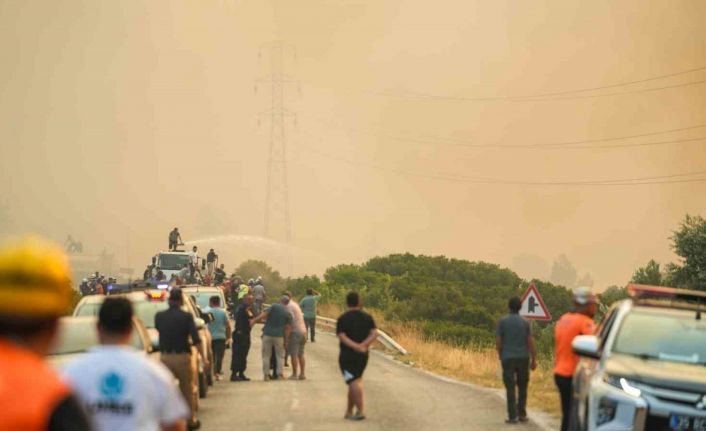 İzmir’de yangınla mücadele sürüyor