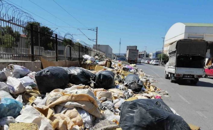 İzmir’in göbeğinde çöp dağları, yangına davetiye çıkarıyor