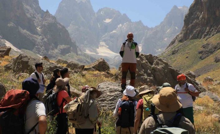 İzmirli dağcılar Cilo-Sat Dağları’nda