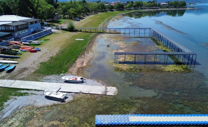 İznik Gölü’nde korkutan görüntü...En büyük iskelesi karaya oturdu