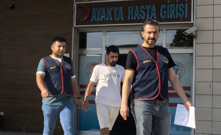 Jandarma aranan zanlıyı kız arkadaşıyla kafede çay içerken yakaladı